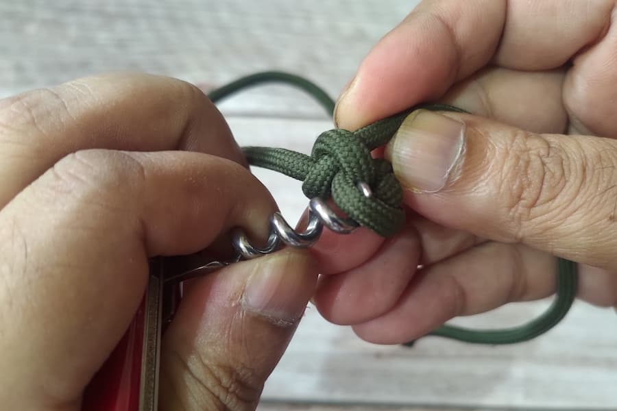 Sak Corkscrew Untie Knot2